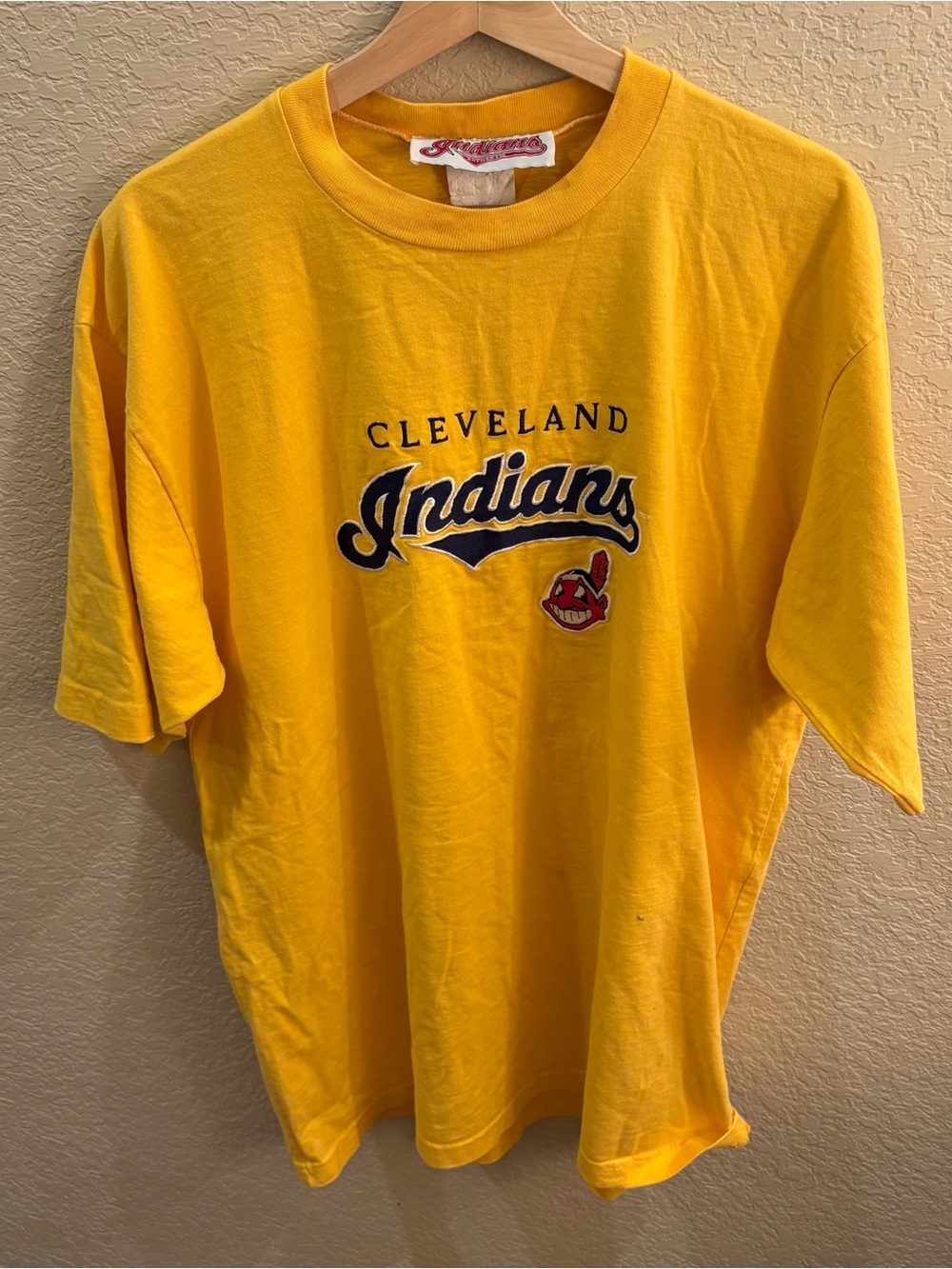 Vtg 90s Cleveland Indians Embroidered Chief Wahoo Yellow Heavyweight T-Shirt XL